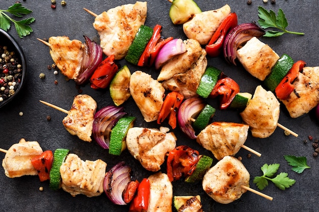 Hähnchenfilet und gegrilltes Gemüse.