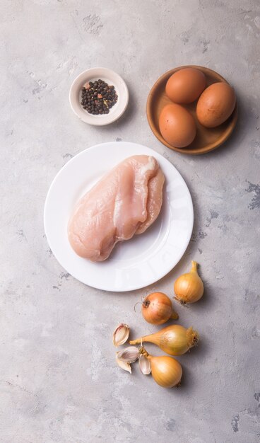 Hähnchenfilet, Zwiebeln, Paprika und Eier