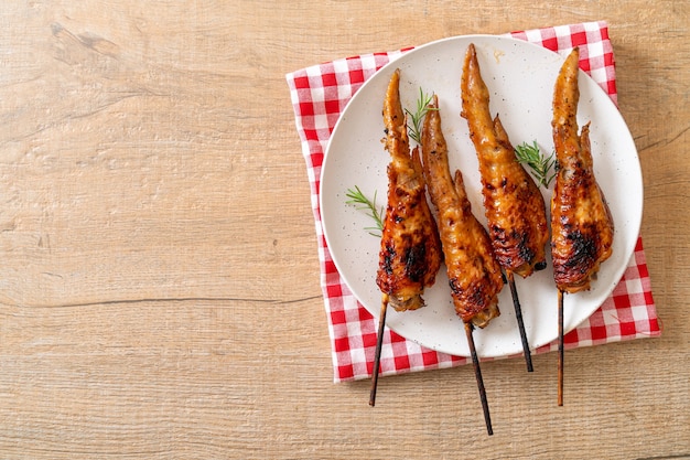 Hähnchenflügelspieß vom Grill oder Barbecue auf Teller