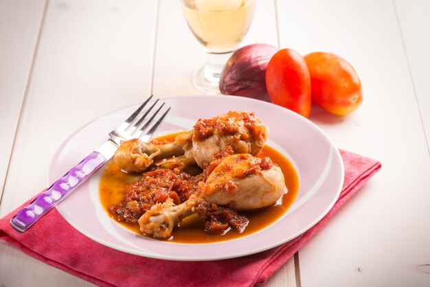 Hähnchenkeule mit selektivem Fokus der Tomatensoße