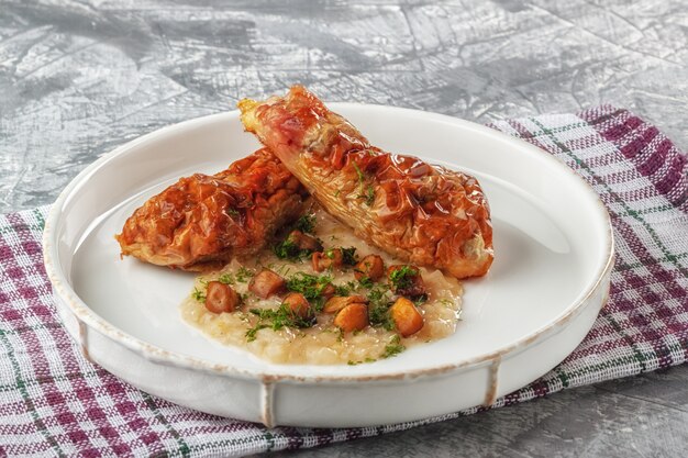 Hähnchenkeule mit Zwiebelsauce und Pilzen