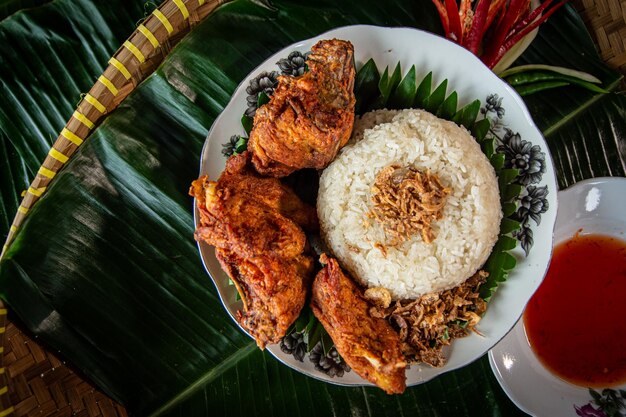 Hähnchenklebriger Reis, auch bekannt als Pulut Ayam Wird normalerweise mit gebratenem Hähnchen gegessen