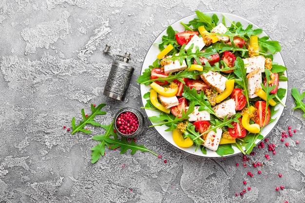 Hähnchensalat Fleischsalat mit frischen Tomaten, Paprika, Rucola und gegrillter Hähnchenbrust Hähnchenfilet mit frischem Gemüsesalat
