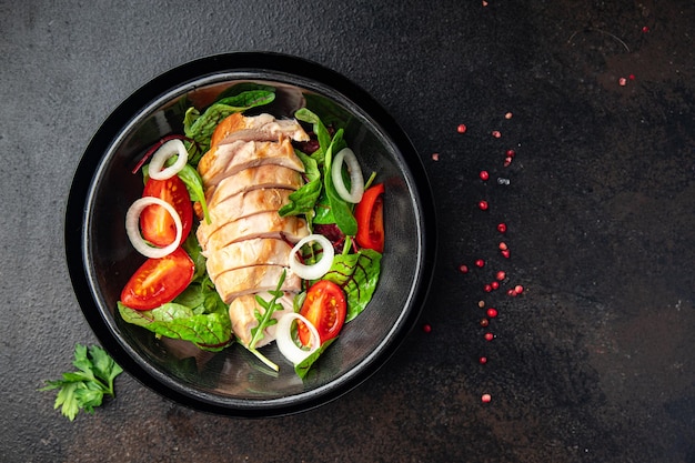 hähnchensalat gemüse tomate hähnchenbrust zwiebel grüne mischung blätter salat frisch mahlzeit essen