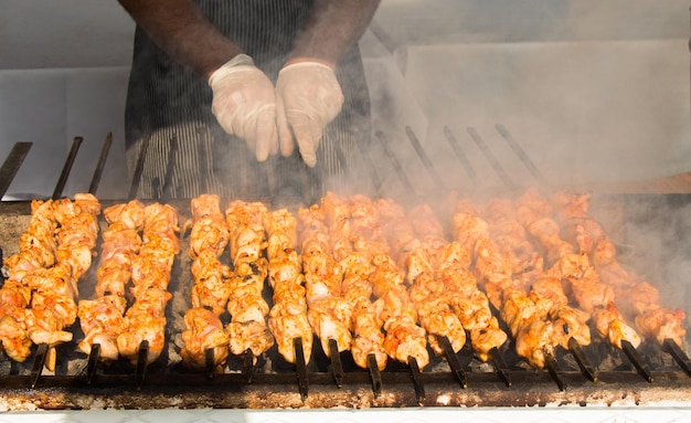 Hähnchenschaschlik wird gegrillt