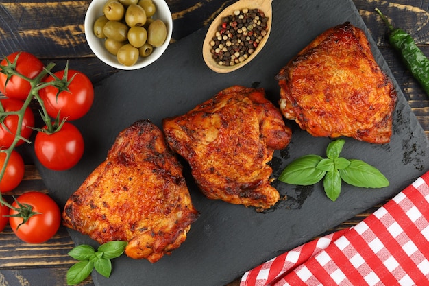 Hähnchenschenkel gebacken mit Gemüse und Gewürzen Gegrilltes Hähnchenfleisch