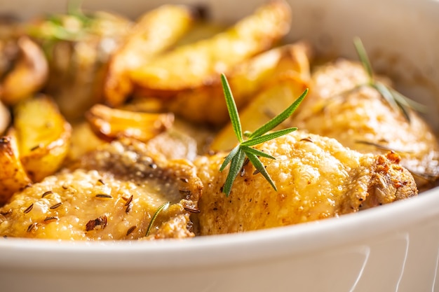 Hähnchenschenkel gebraten mit amerikanischen Kartoffeln in Auflaufform.