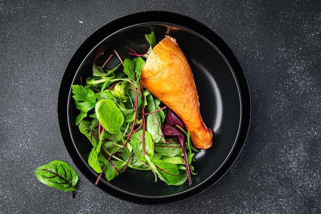 hähnchenschenkel geräuchertes fleisch und frische salatblätter mischen grüne mahlzeit essen snack auf dem tisch kopierraum