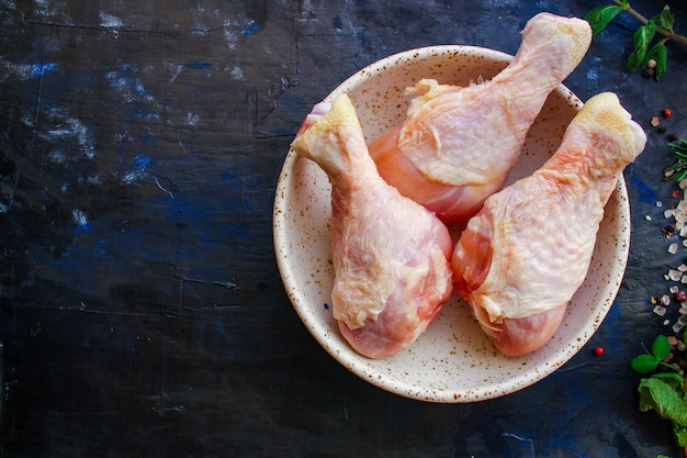 Hähnchenschenkel glänzen rohes Fleisch