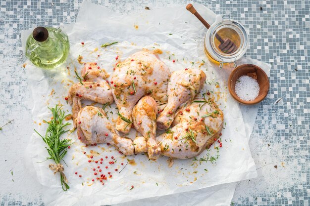 Hähnchenschenkel mit Honig zum Grillen würzen