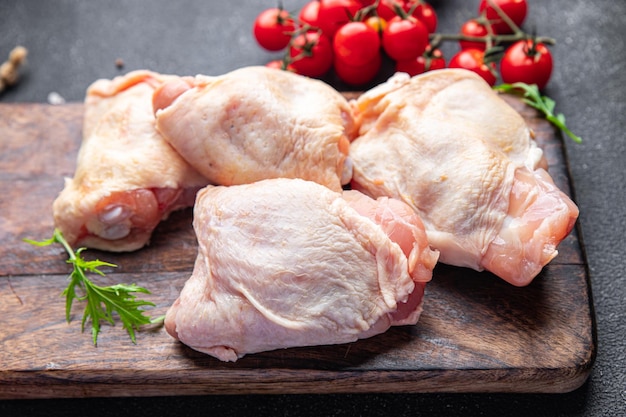 hähnchenschenkel roh hähnchenschenkel fleisch mahlzeit essen snack auf dem tisch kopierraum essen hintergrund rustikal