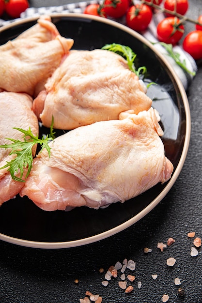 hähnchenschenkel roh hähnchenschenkel fleisch mahlzeit essen snack auf dem tisch kopierraum essen hintergrund rustikal