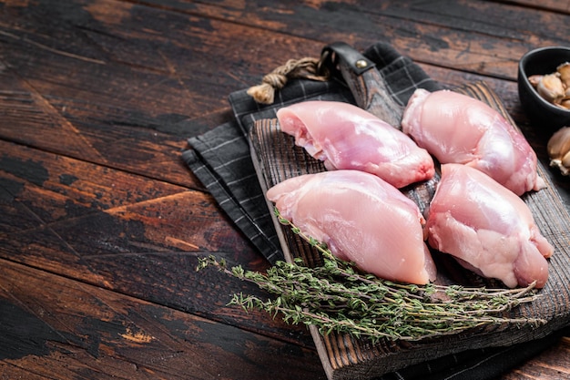 Hähnchenschenkelfilet Rohes Fleisch ohne Knochen und ohne Haut auf einem Schneidebrett Holzhintergrund Draufsicht Kopierbereich