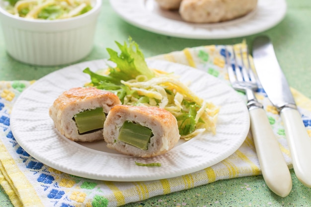 Hähnchenschnitzel gefüllt mit Avocado-Eiersalat auf grünem Hintergrund