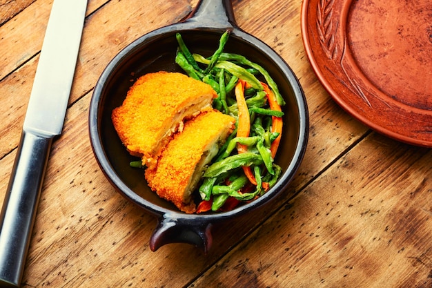 Hähnchenschnitzel und Gemüsebeilage.