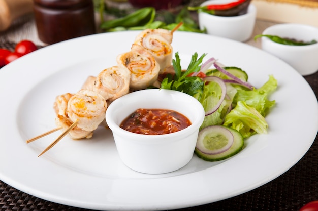 Hähnchenspieße mit Grillkartoffeln und Tomaten-Scharf-Sauce