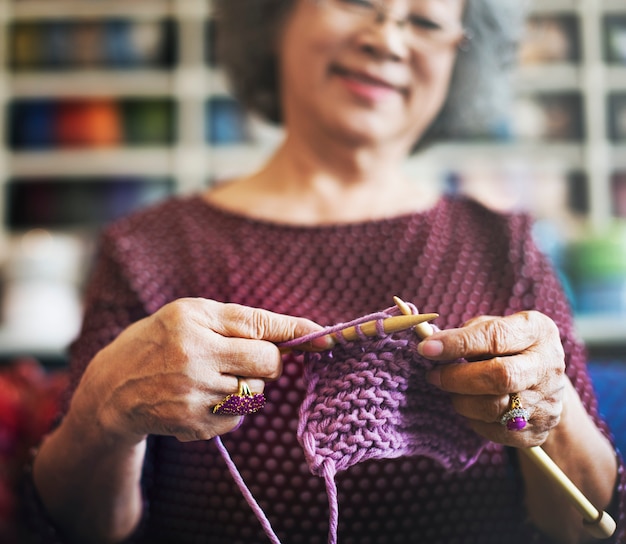 Häkeln Sie älteres erwachsenes Hobby-Handwerkskonzept