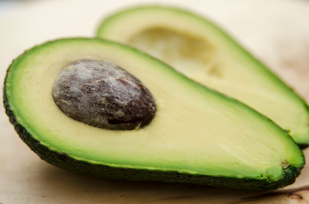 Hälfte der Avocado mit Samen hautnah