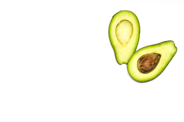 Hälfte der frischen Avocado getrennt auf Weiß.