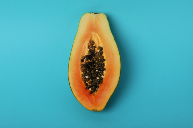 Hälfte der reifen Papaya auf blauem Hintergrund