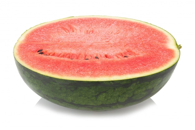 Hälfte der Wassermelone lokalisiert auf weißem Hintergrund