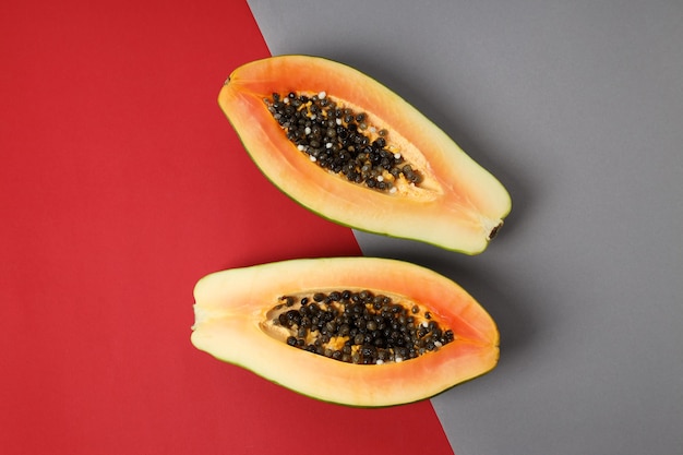 Hälften der Papaya auf zweifarbigem Hintergrund