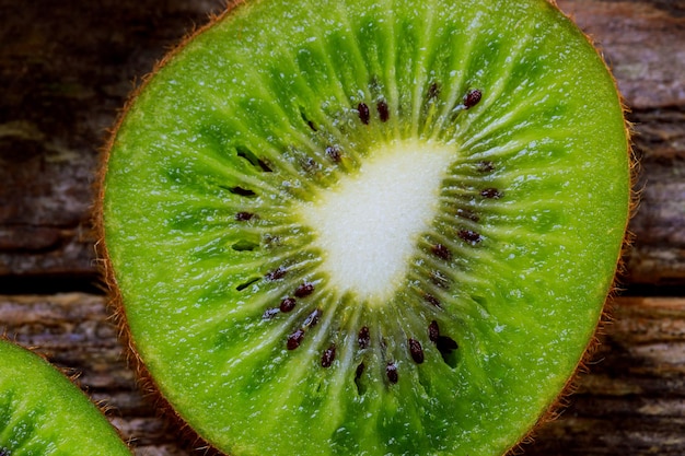 Hälften saftiger Kiwis auf einem alten Holzbrett, Makro-Vegetarier, köstlich