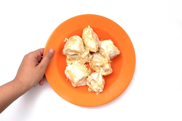 hält Durianfrucht auf Plastikteller isoliert auf weißem Hintergrund