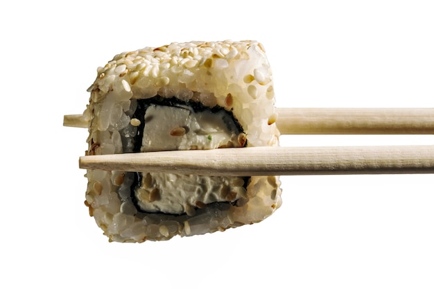 Hält frische Sushi-Rolle mit Holzstäbchen, isoliert auf weißem Hintergrund.
