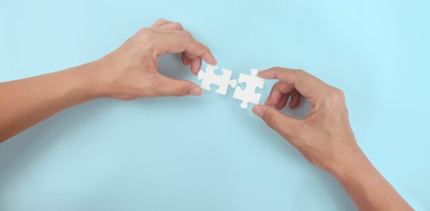 Hält in der Hand Puzzle. Erfolgs- und Strategiekonzept für Geschäftslösungen