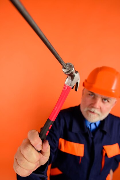 Hämmern von Nägelnhammer und Nagelreparaturwerkzeuge Bauarbeiter Arbeiter Arbeiter Hämmer Nägel Reparatur Mann