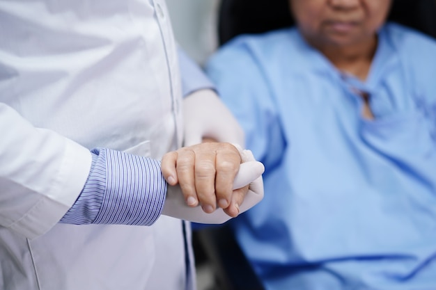 Foto händchen haltend asiatische seniorin oder ältere alte dame patientin mit liebe, sorgfalt, ermutigung und empathie auf der krankenstation, gesundes, starkes medizinisches konzept