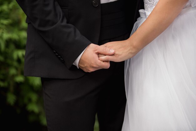 Händchenhalten der Braut und des Bräutigams, Hochzeitstag