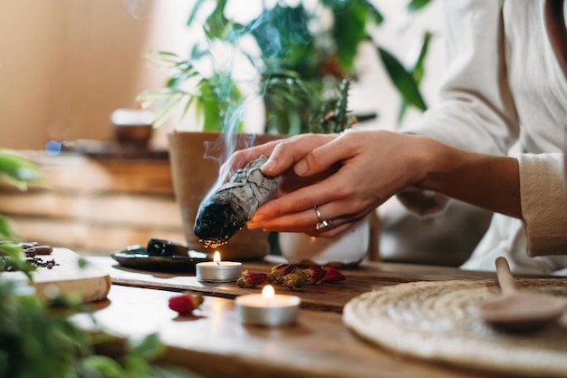 Hände brennen weißen Salbei für uraltes spirituelles Ritual