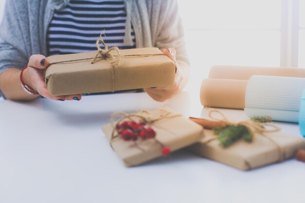 Hände der Frau Weihnachtsgeschenkbox halten