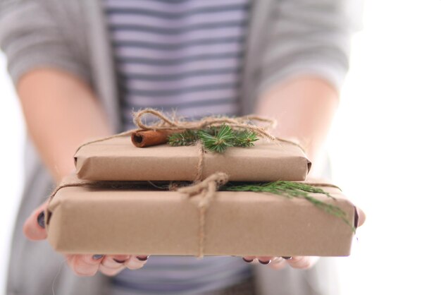 Hände der Frau Weihnachtsgeschenkbox halten