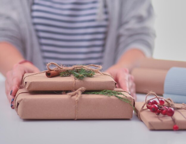 Hände der Frau Weihnachtsgeschenkbox halten