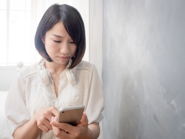 Hände der jungen asiatischen frau, die handy halten