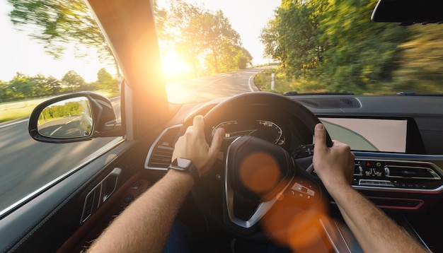 hände des autofahrers am lenkrad, road trip, fahren auf der forststraße