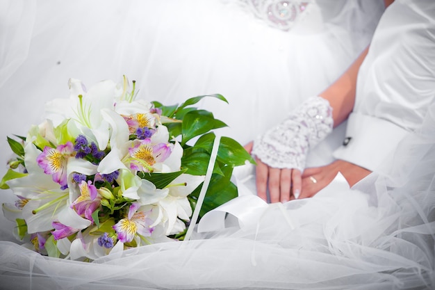 Hände des Bräutigams und der Braut