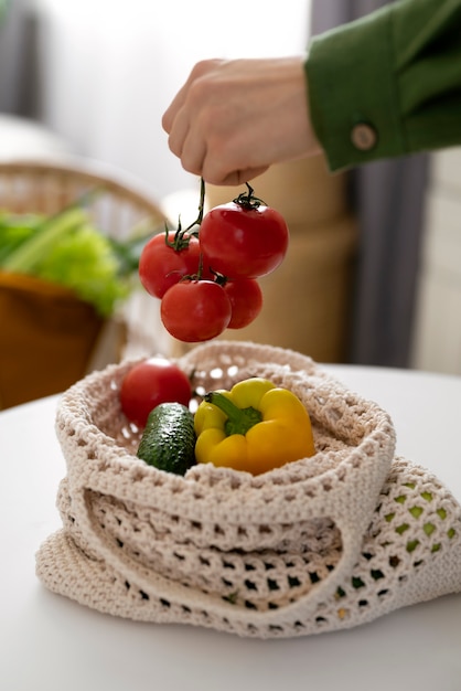 Hände des hohen winkels, die tomaten halten