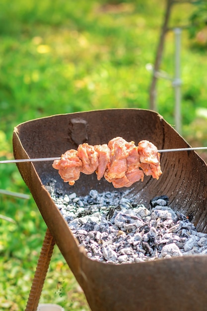 Hände des Mannes bereitet Grillfleisch zu