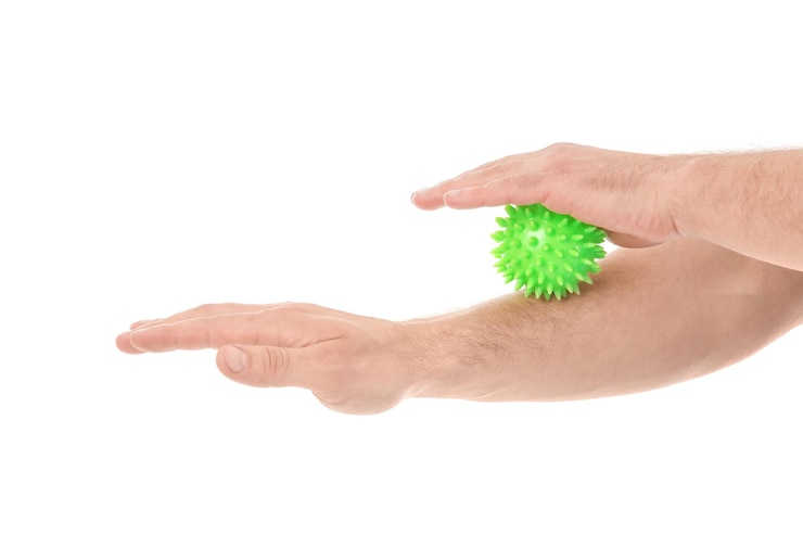 Foto hände des mannes, der übungen mit gummiball auf weißem hintergrund tut