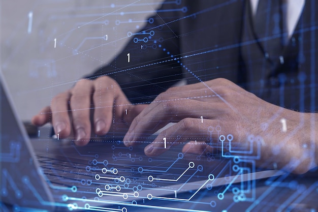 Hände, die auf der Tastatur tippen, um innovative Software zu erstellen, um die Welt zu verändern und einen völlig neuen Service anzubieten