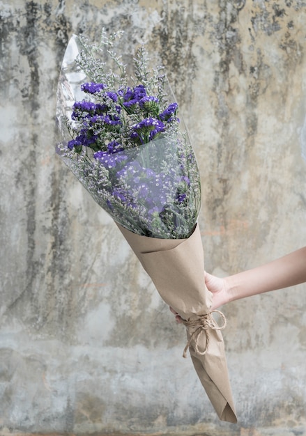 Hände, die Blumenstrauß der Blume halten