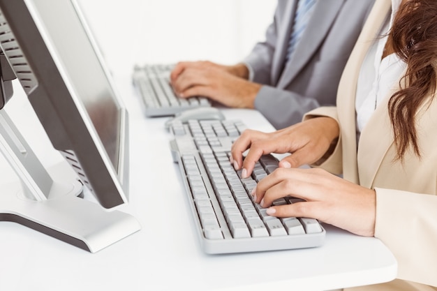 Hände, die Computer im Büro verwenden