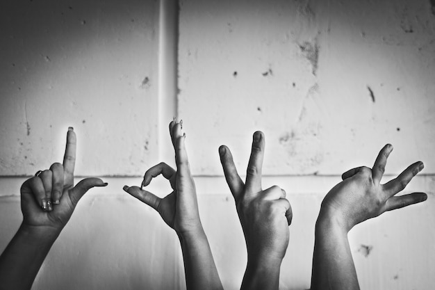 Hände, die das Wort Liebe, Schwarzweiss-Foto zeigen
