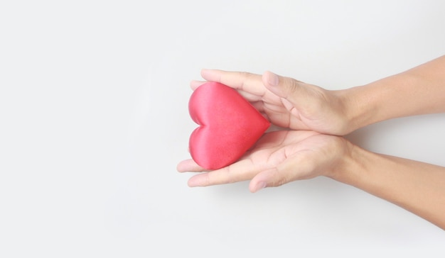 Hände, die ein rotes Herz halten Spendenkonzepte für die Herzgesundheit