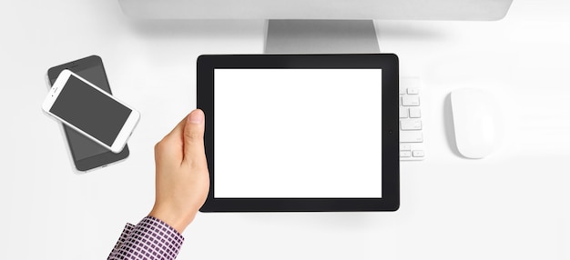 Hände, die ein Tablet-Touch-Computer-Gerät mit isoliertem Bildschirm halten