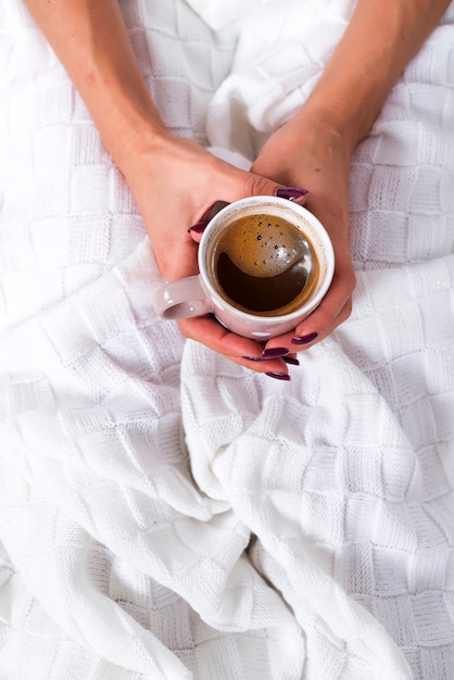 Hände, die heißen Tasse Kaffee halten